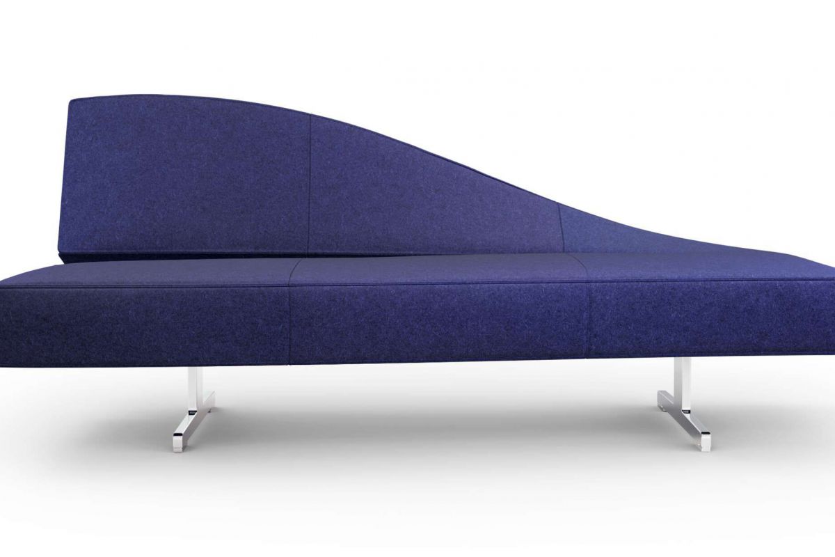 Canapé design ergonomique en tissu bleu sans accoudoirs, piétement en métal chromé