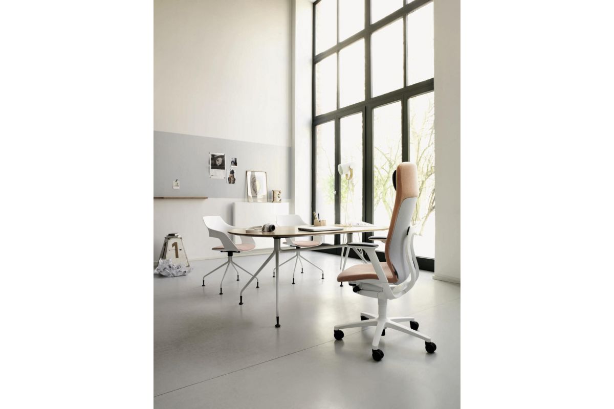 Siège de bureau ergonomique avec appuie-tête en tissu beige avec accoudoirs 2D et piétement blanc à roulette synthétique AT WILKHAHN