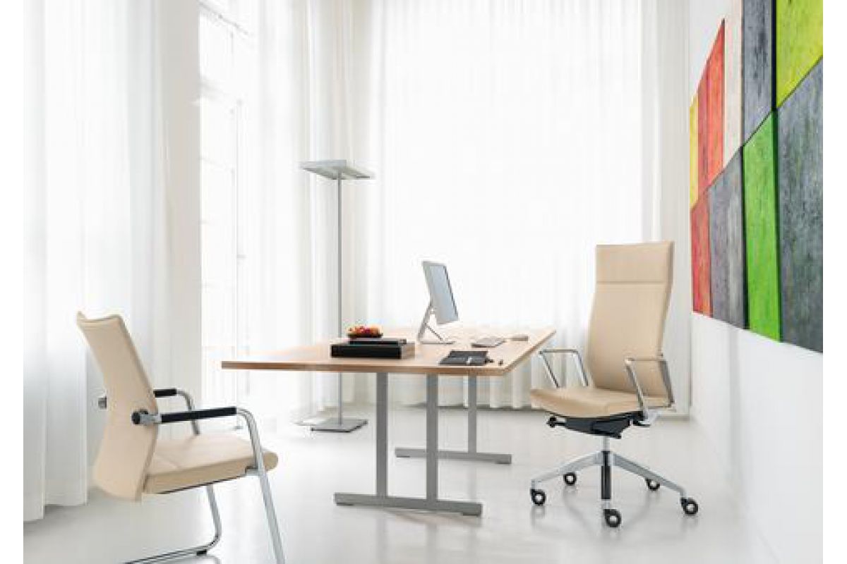 Siège de bureau ergonomique de qualité en cuir beige, sans appuie-tête avec accoudoirs circulaires, piétement à 5 branches alu poli Diagon Executive Girsberger