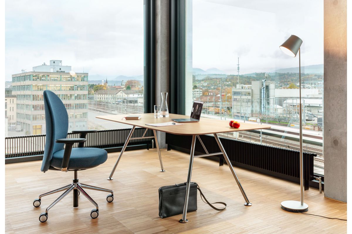 Siège de bureau confortable de qualité rembourré en tissu gris-bleu avec accoudoirs 3D en T, avec réglage de la profondeur d'assise, piétement 5 branches en alu 