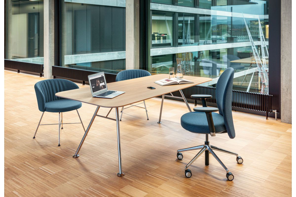 Siège de bureau confortable de qualité rembourré en tissu gris-bleu avec accoudoirs 3D en T, avec réglage de la profondeur d'assise, piétement 5 branches en alu 