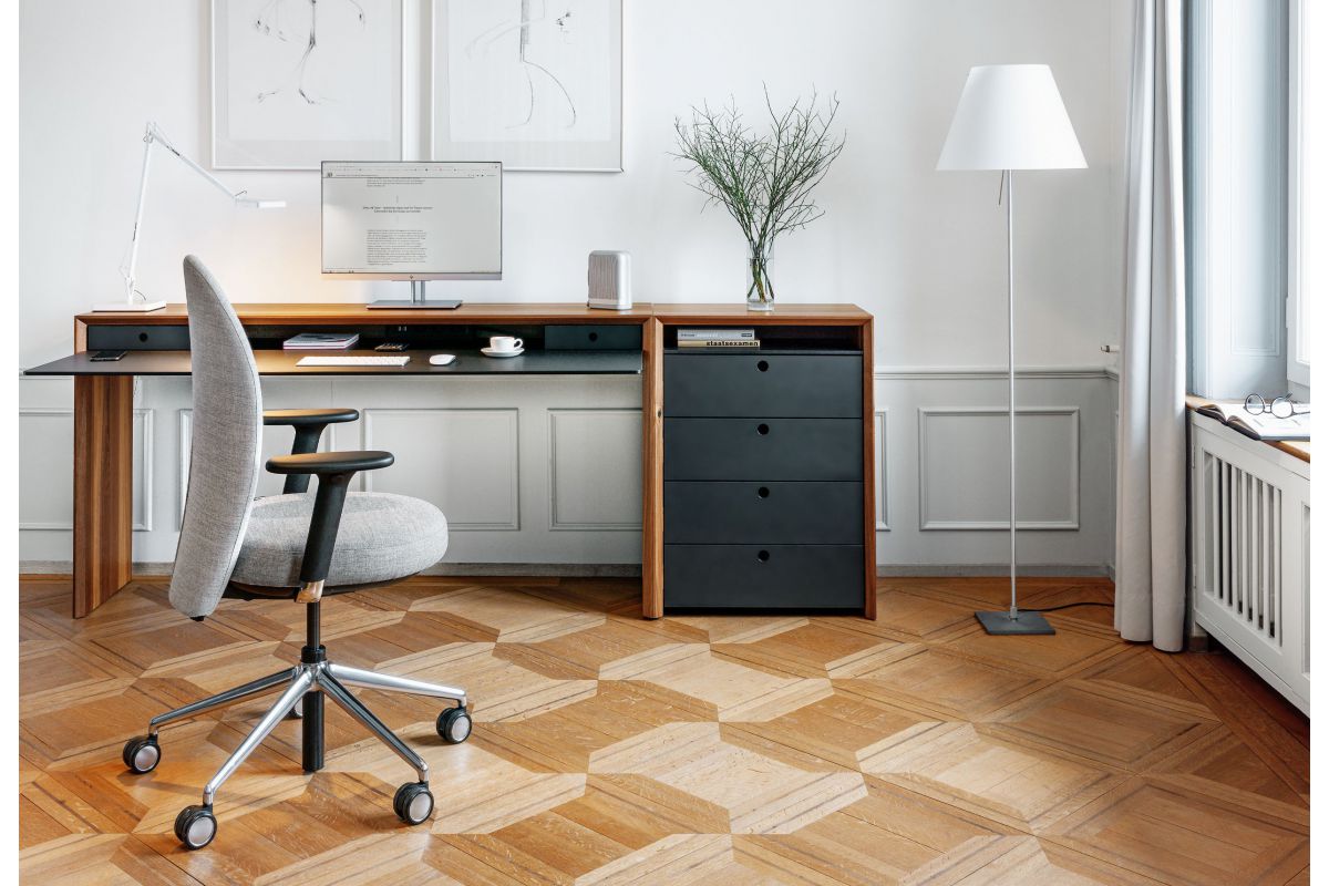 Siège de bureau confortable de qualité rembourré en tissu gris-clair avec accoudoirs 2D en T, avec réglage de la profondeur d'assise, piétement 5 branches en alu 