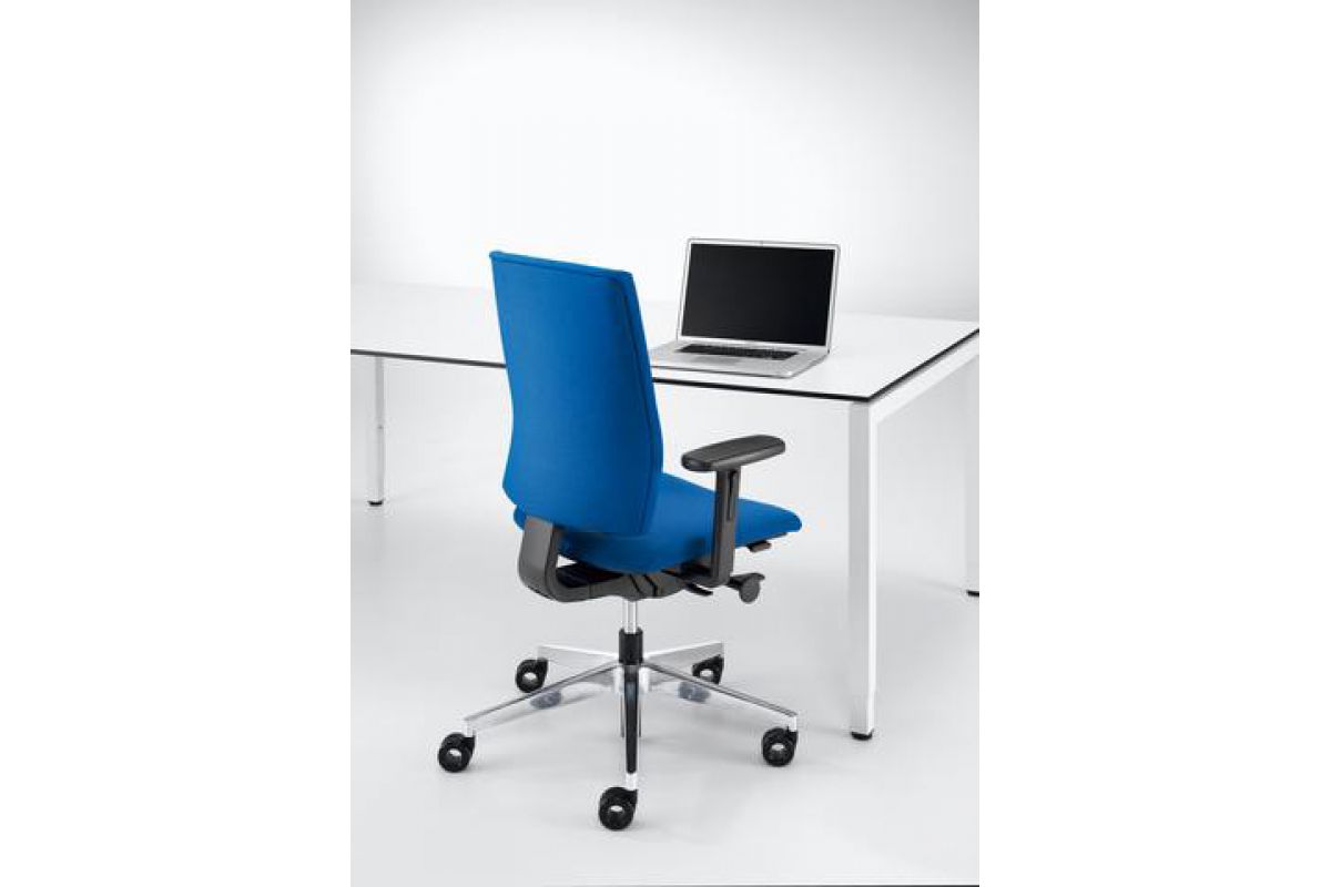 Siège de bureau ergonomique de qualité rembourré en tissu bleu, avec accoudoirs 3D et piétement 5 branches en alu poli Kyra Girsberger