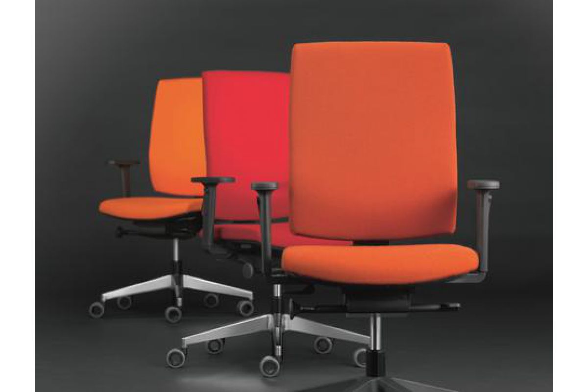 Siège de bureau ergonomique de qualité rembourré en tissu orange, avec accoudoirs 3D et piétement 5 branches en alu poli Kyra Girsberger