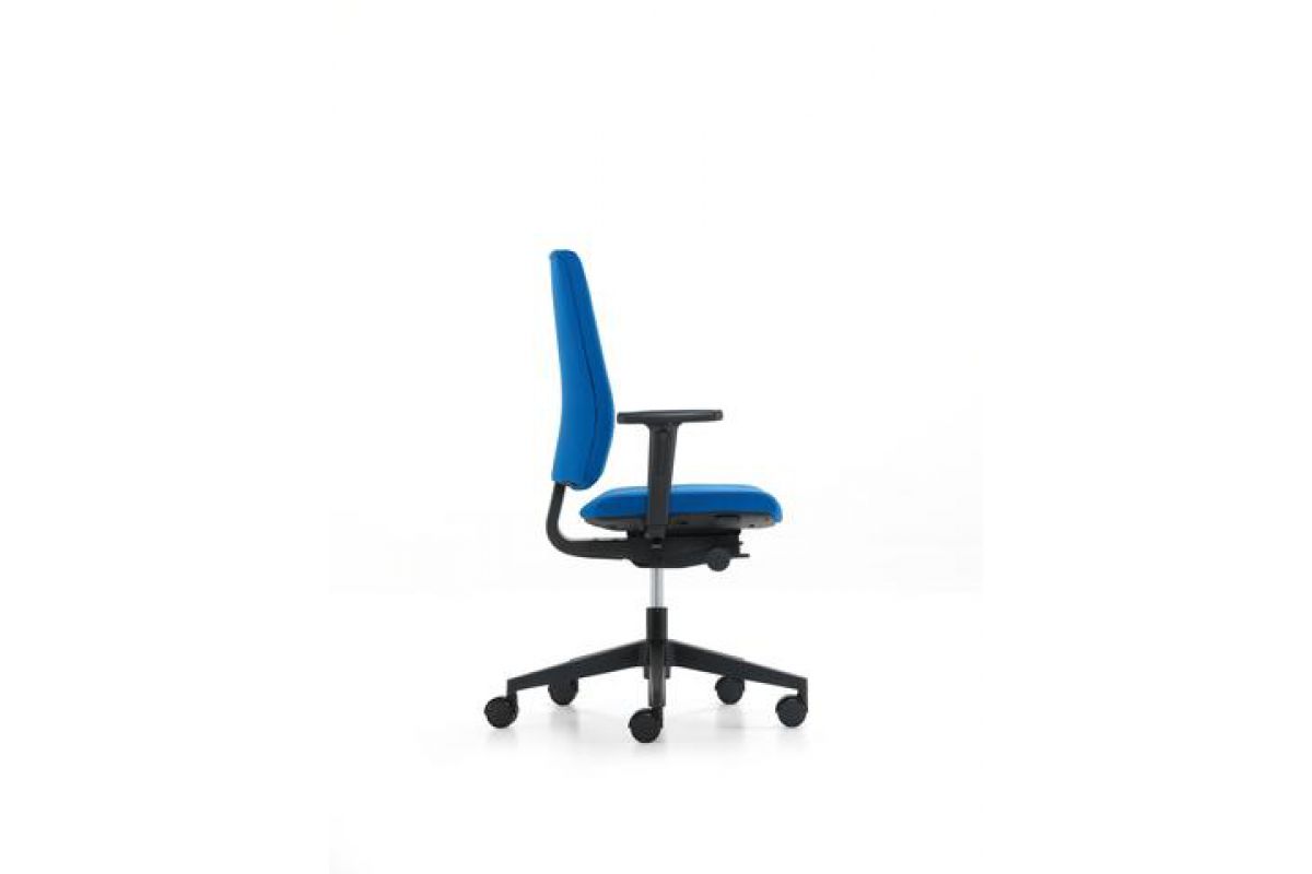 Siège de bureau ergonomique de qualité rembourré en tissu bleu, avec accoudoirs 3D et piétement 5 branches en alu poli Kyra Girsberger