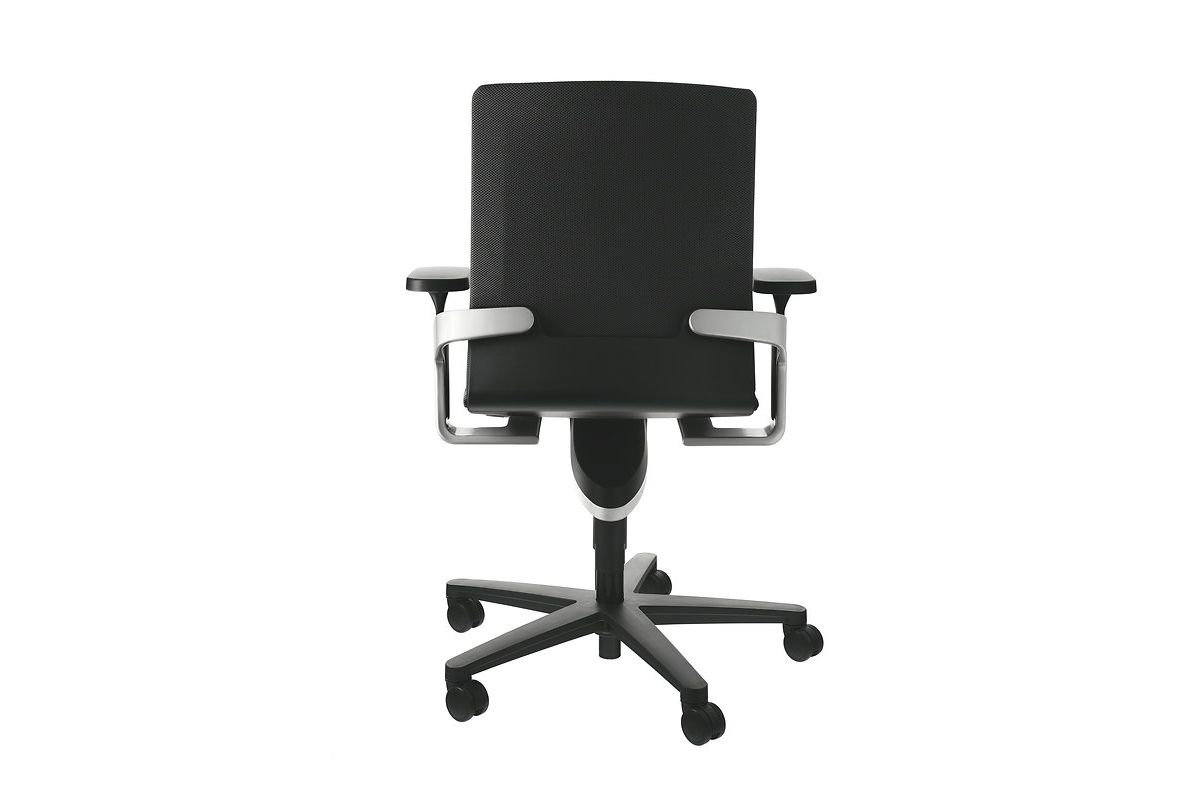 Siège de bureau design ergonomique rembourré en tissu noir avec accoudoirs 2D et piétement à roulette en croisillon, ON WILKHAHN