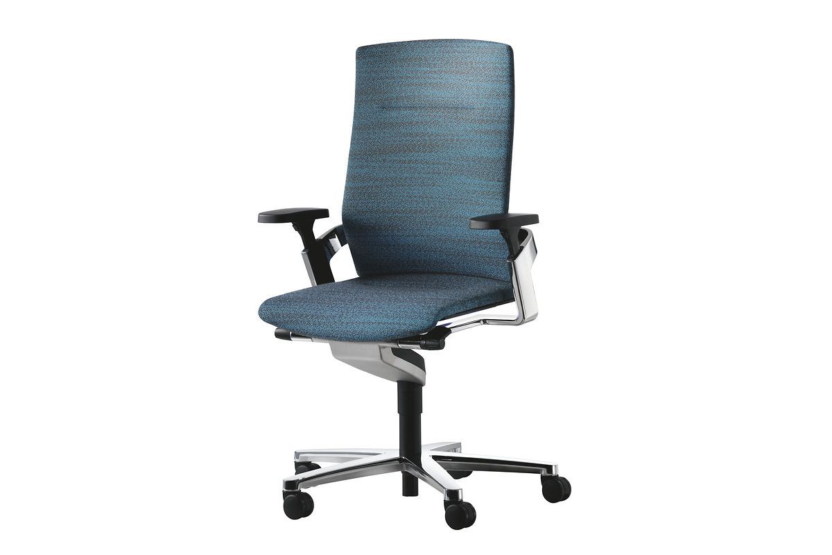 Siège de bureau design ergonomique rembourré en tissu bleu avec accoudoirs 2D et piétement à roulette en croisillon, ON WILKHAHN