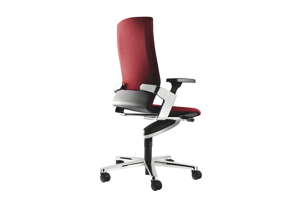 Siège de bureau design ergonomique rembourré en tissu rouge avec accoudoirs 2D et piétement à roulette en croisillon, ON WILKHAHN