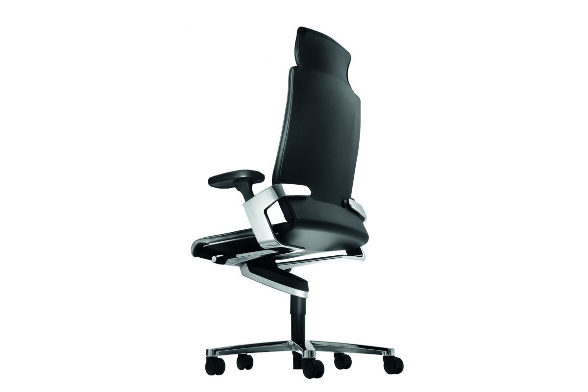 Siège de bureau avec appuie-tête, design ergonomique rembourré en cuir noir avec accoudoirs 2D et piétement à roulette en croisillon, ON WILKHAHN