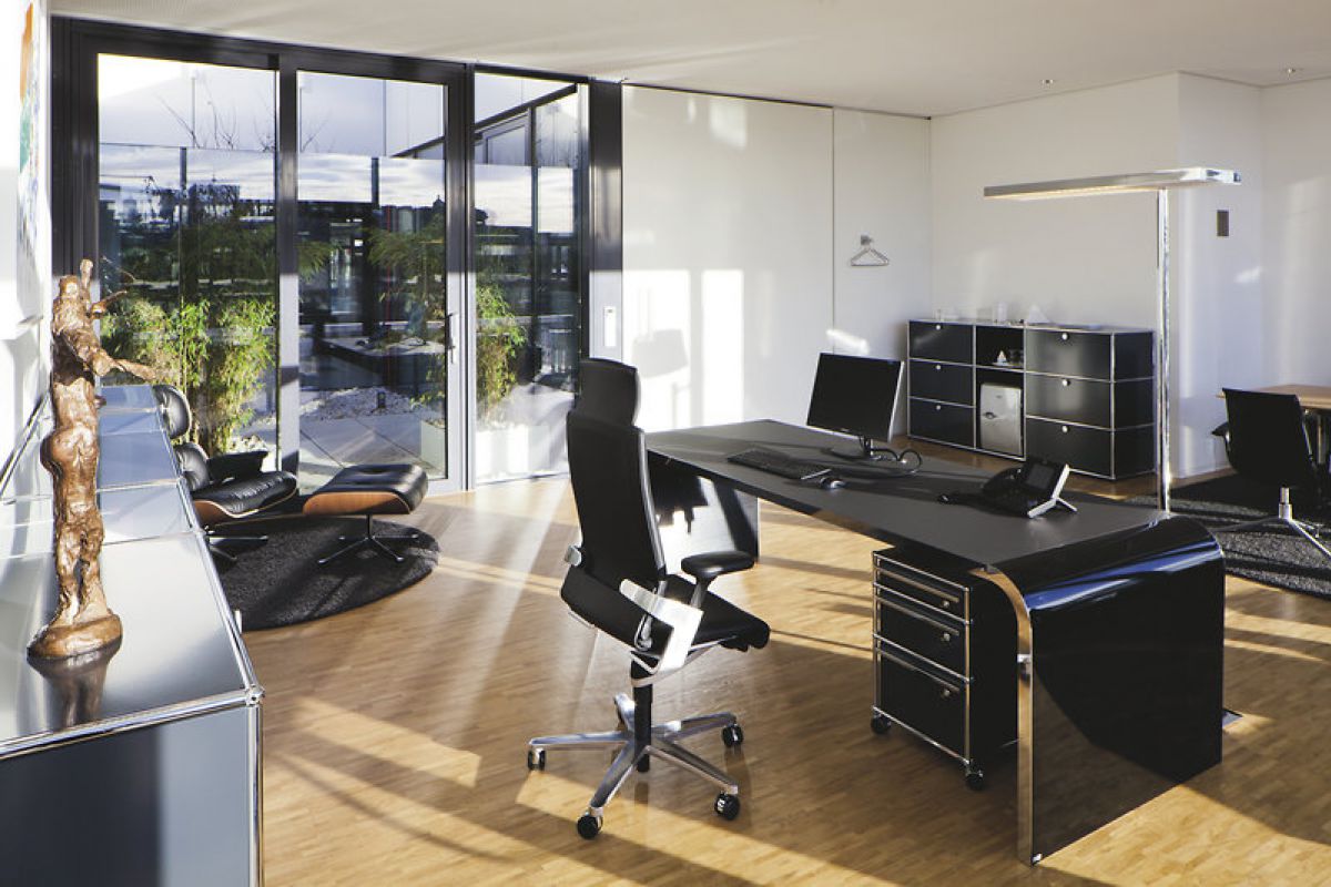 Siège de bureau design ergonomique rembourré en cuir noir avec accoudoirs 2D et piétement à roulette en croisillon, ON WILKHAHN