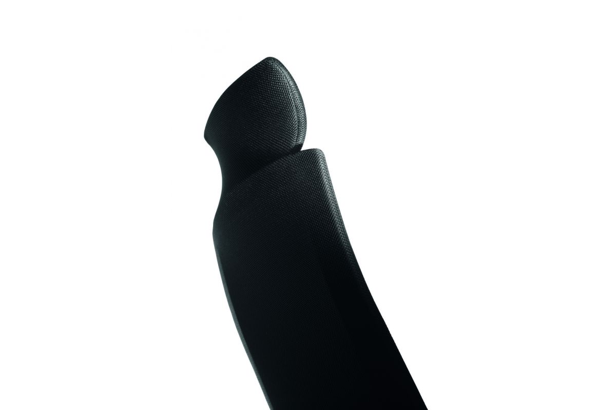Siège de bureau design ergonomique en tissu noir avec accoudoirs 2D et piétement à roulette en croisillon ON WILKHAHN