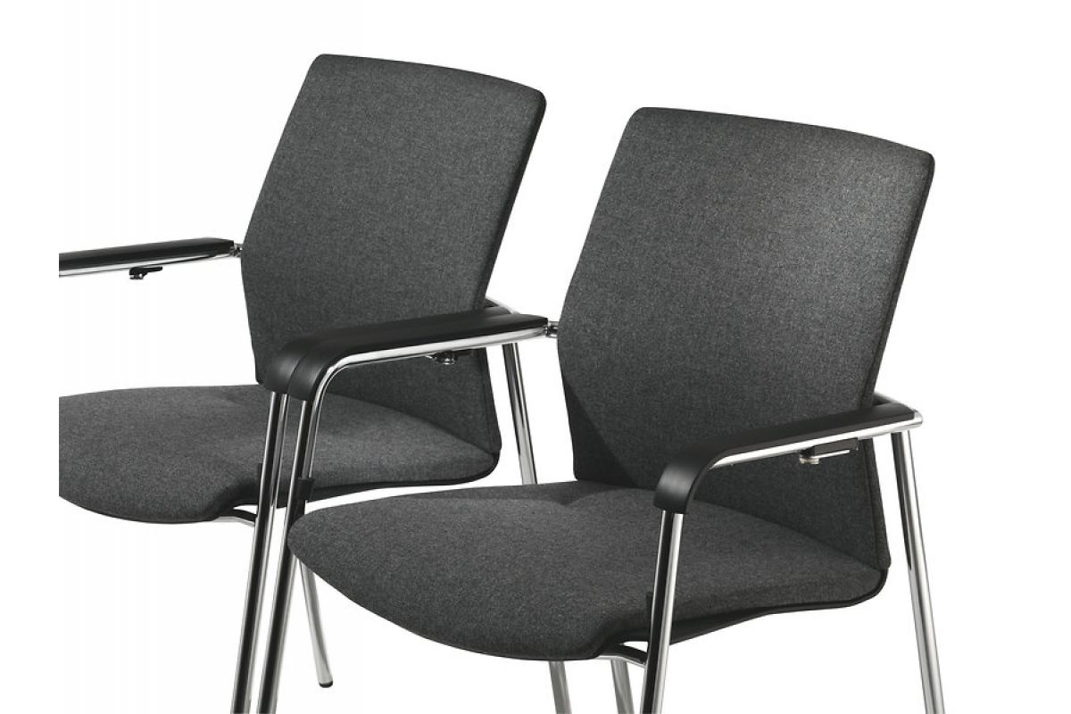 Chaise visiteur confortable en tissu noir avec accoudoirs et 4 pieds en aluminium chromé