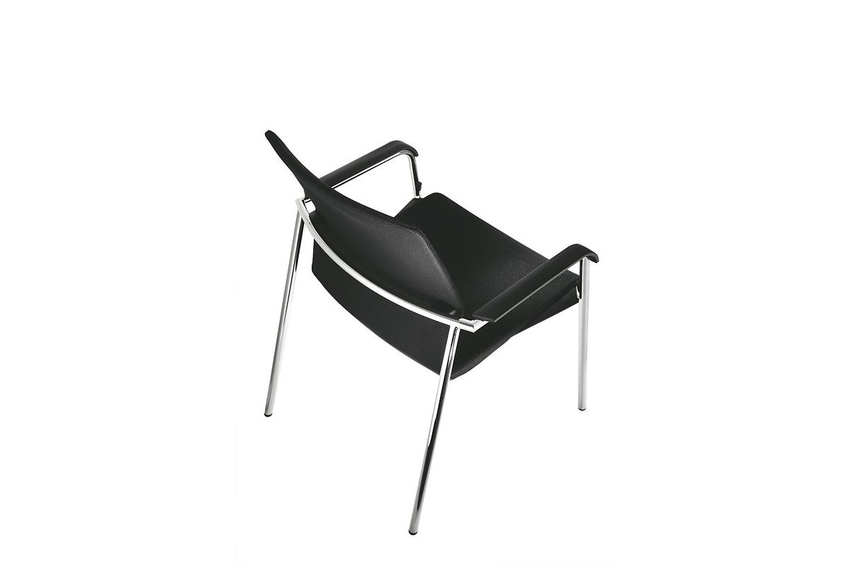 Chaise visiteur confortable en tissu noir avec accoudoirs et 4 pieds en aluminium chromé