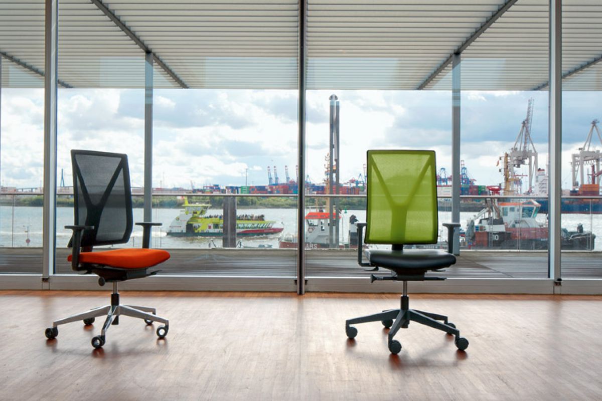 Siège de bureau ergonomique de qualité assise en tissu noir et dossier en résille vert avec accoudoirs et pieds synthétiques noirs Yanos Girsberger