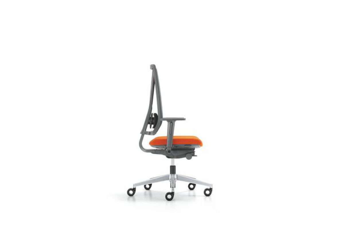 Siège de bureau ergonomique de qualité assise en tissu orange et dossier en résille noir avec accoudoirs 2D et pieds en aluminium poli Yanos Girsberger