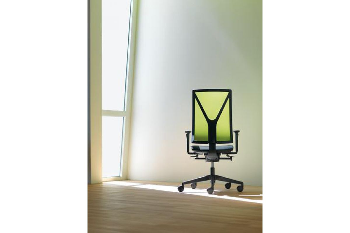 Siège de bureau ergonomique de qualité assise en tissu noir et dossier en résille vert avec accoudoirs 2D et pieds synthétiques noirs Yanos Girsberger