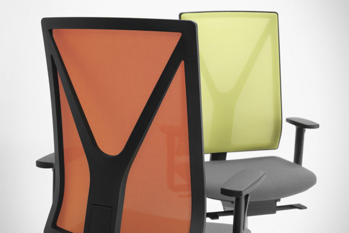 Siège de bureau ergonomique de qualité assise en tissu noir et dossier en résille orange avec accoudoirs 2D et pieds synthétiques noirs Yanos Girsberger