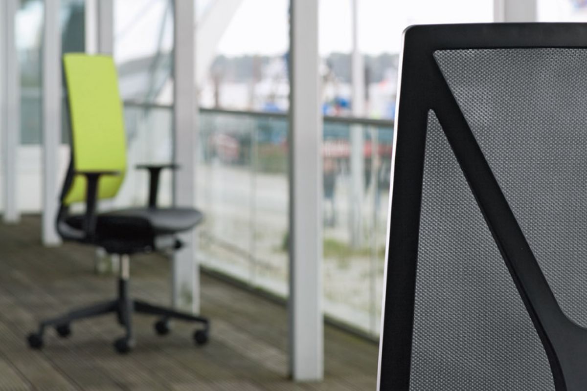 Siège de bureau ergonomique de qualité assise en tissu noir et dossier en résille noir avec accoudoirs 2D et pieds synthétiques noirs Yanos Girsberger