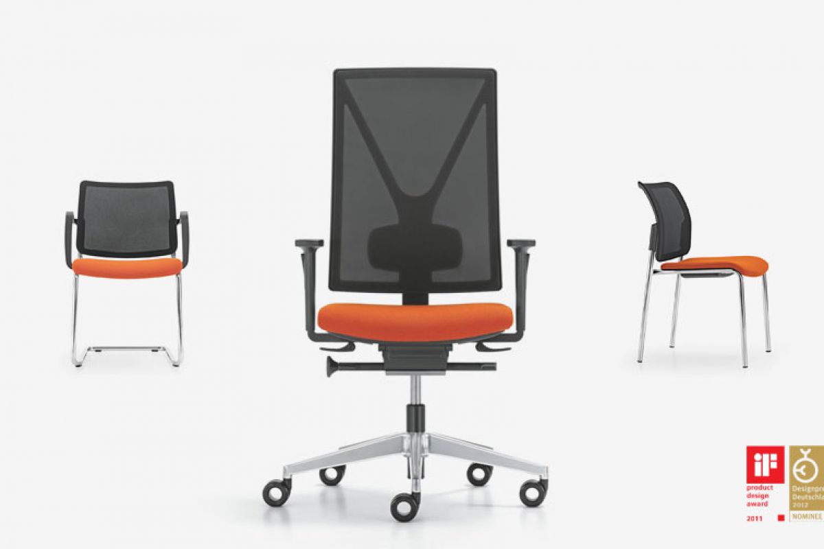 Siège visiteur ergonomique de qualité assise en tissu orange et dossier en résille noir avec accoudoirs et piétement luge chromé Yanos Girsberger