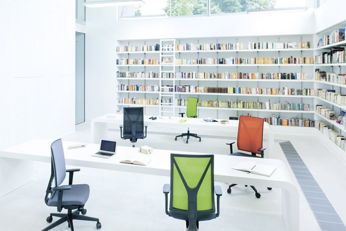 Siège de bureau ergonomique de qualité assise en tissu noir et dossier rembourré bleu avec accoudoirs 2D et pieds synthétiques noirs Yanos Girsberger