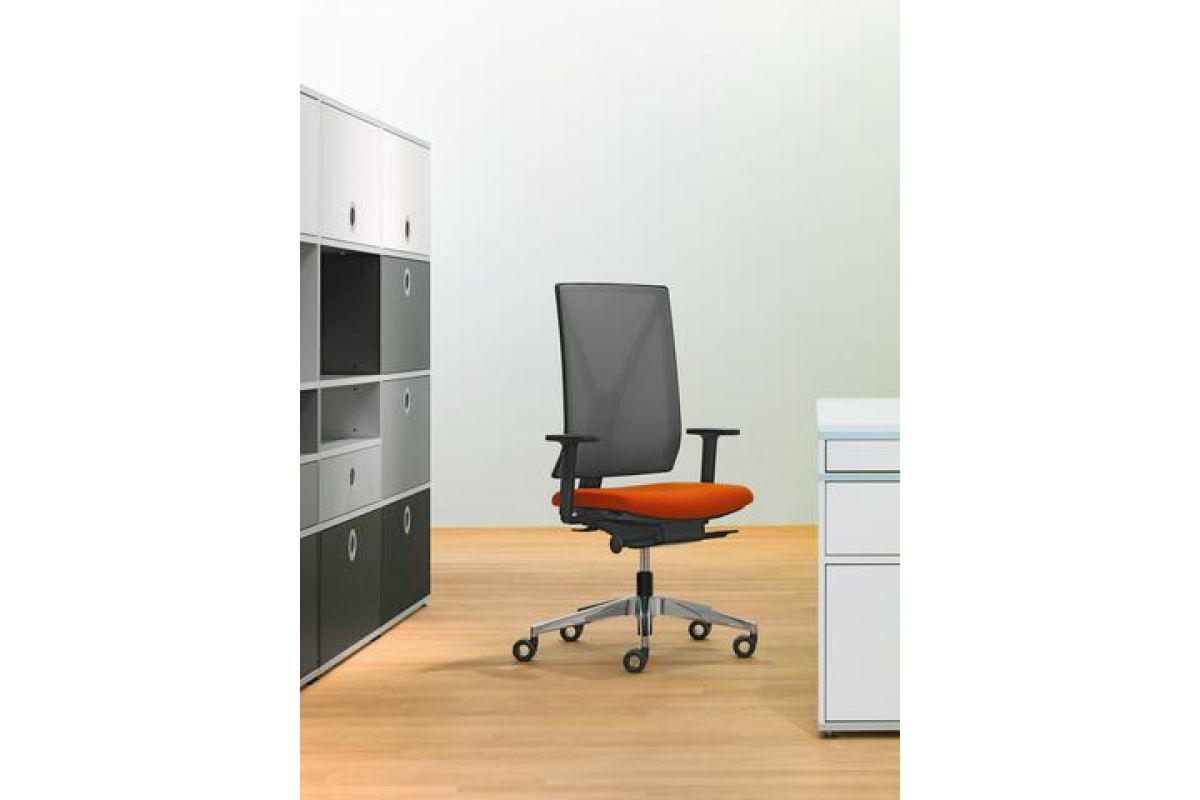 Siège de bureau ergonomique de qualité assise en tissu orange et dossier en résille noir avec accoudoirs 2D et pieds en aluminium poli Yanos Girsberger