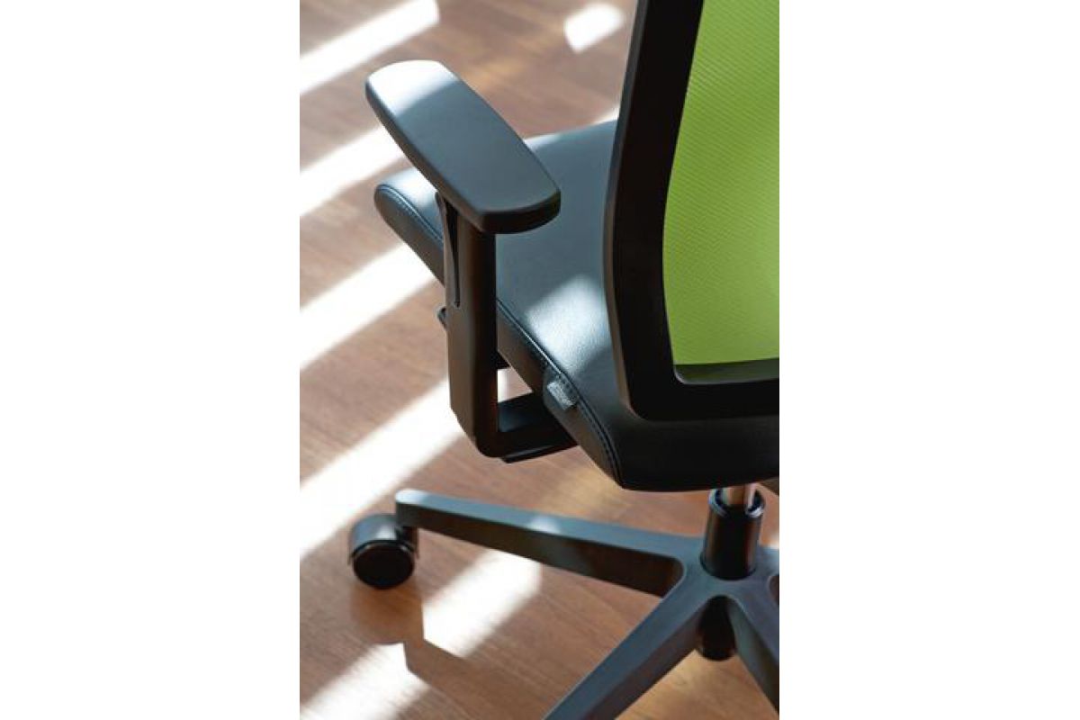Siège de bureau ergonomique de qualité assise en tissu noir et dossier en résille vert avec accoudoirs 2D et pieds synthétiques noirs Yanos Girsberger